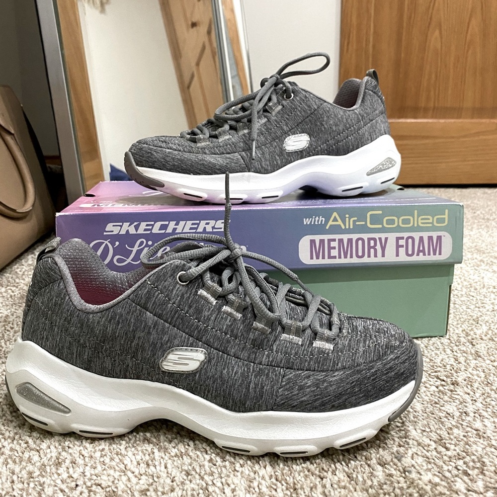 Sketchers tennis shoes